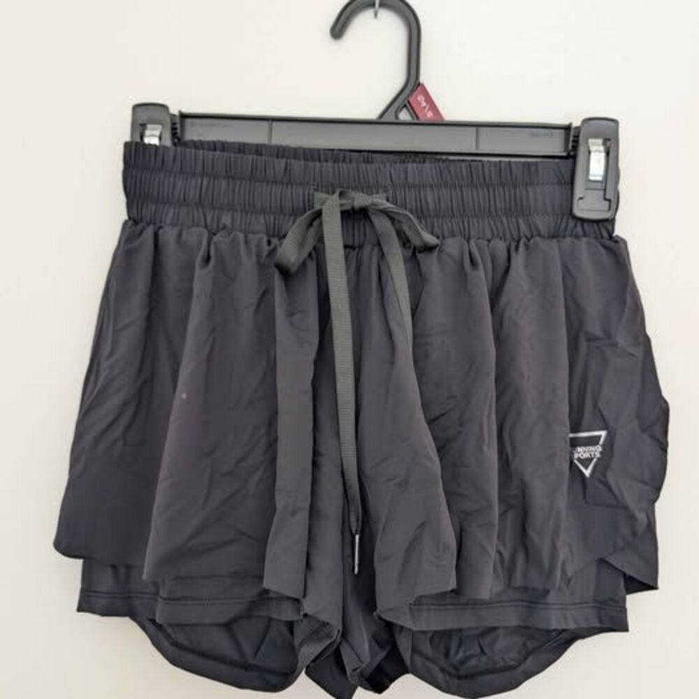 Women's 2-in-1 flowy black athletic shorts Size Small